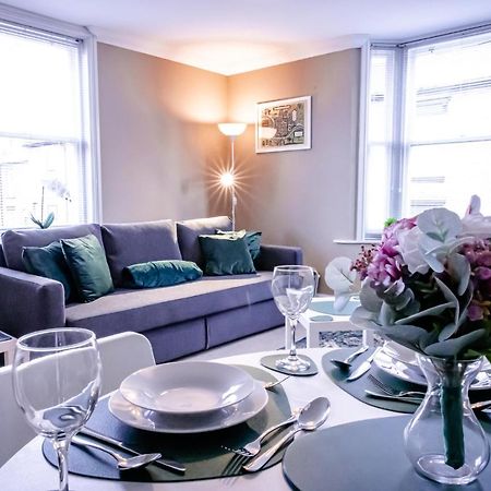 Lord Street - 2 Beautiful Apartments - Sleep Up To 14 Guests - By Rework Accommodation チェスター エクステリア 写真