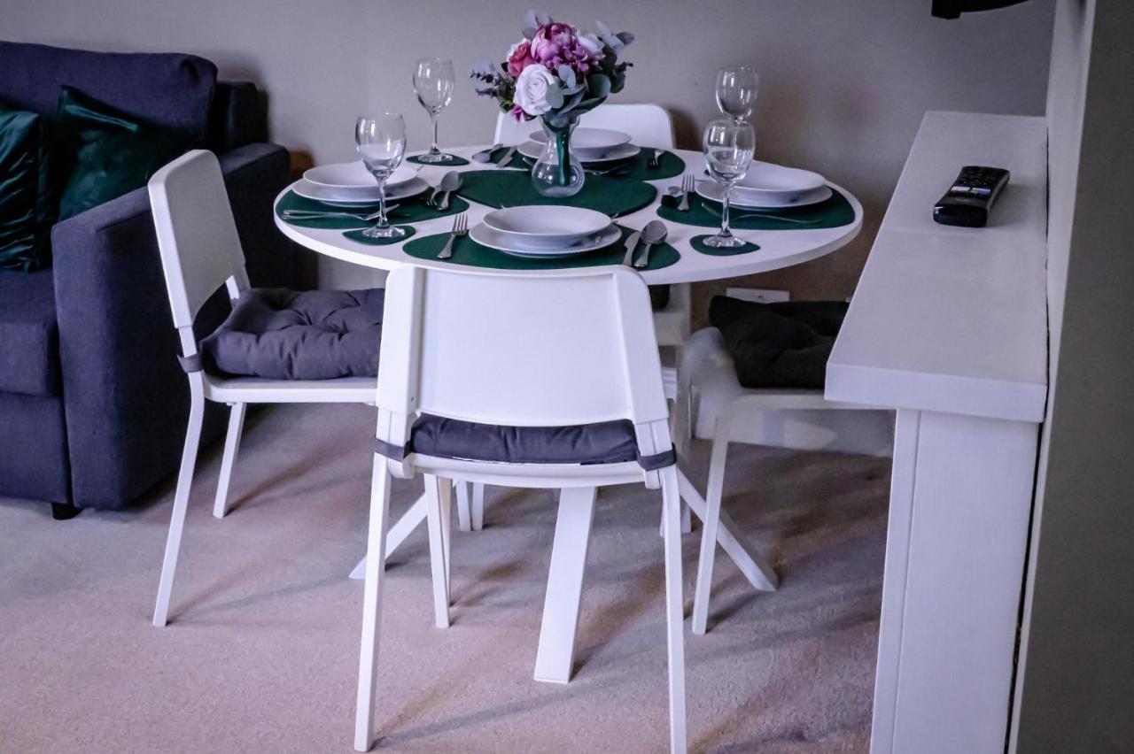 Lord Street - 2 Beautiful Apartments - Sleep Up To 14 Guests - By Rework Accommodation チェスター エクステリア 写真