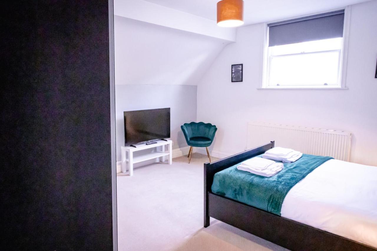 Lord Street - 2 Beautiful Apartments - Sleep Up To 14 Guests - By Rework Accommodation チェスター エクステリア 写真