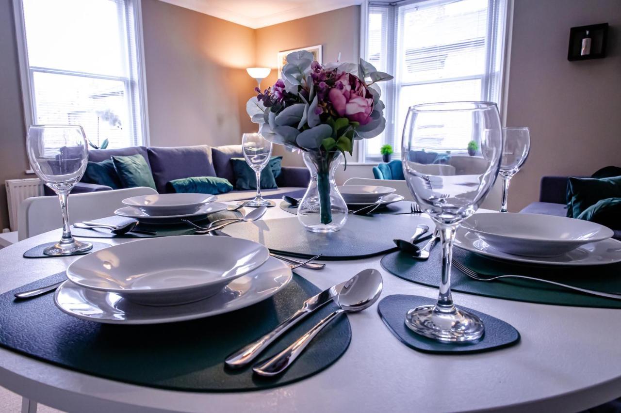 Lord Street - 2 Beautiful Apartments - Sleep Up To 14 Guests - By Rework Accommodation チェスター エクステリア 写真