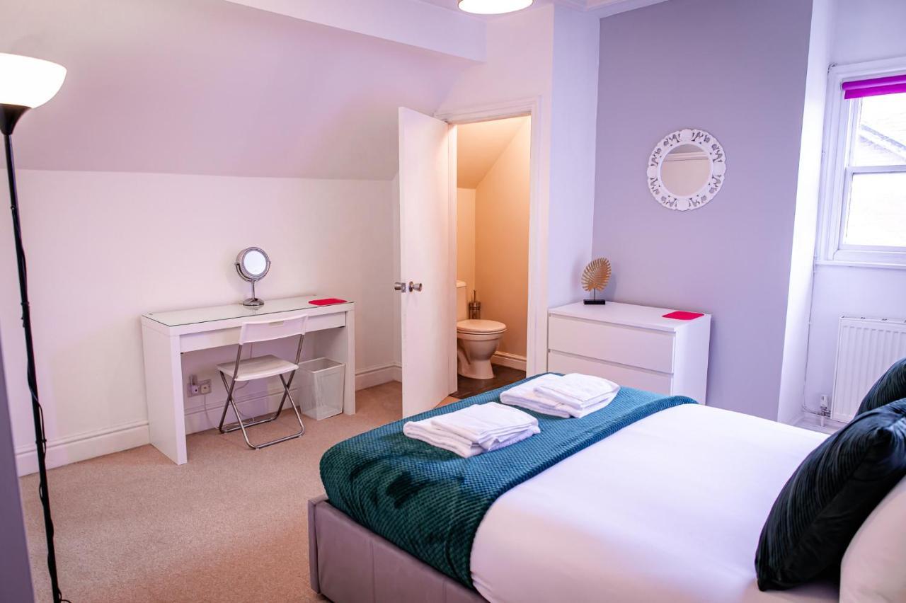 Lord Street - 2 Beautiful Apartments - Sleep Up To 14 Guests - By Rework Accommodation チェスター エクステリア 写真