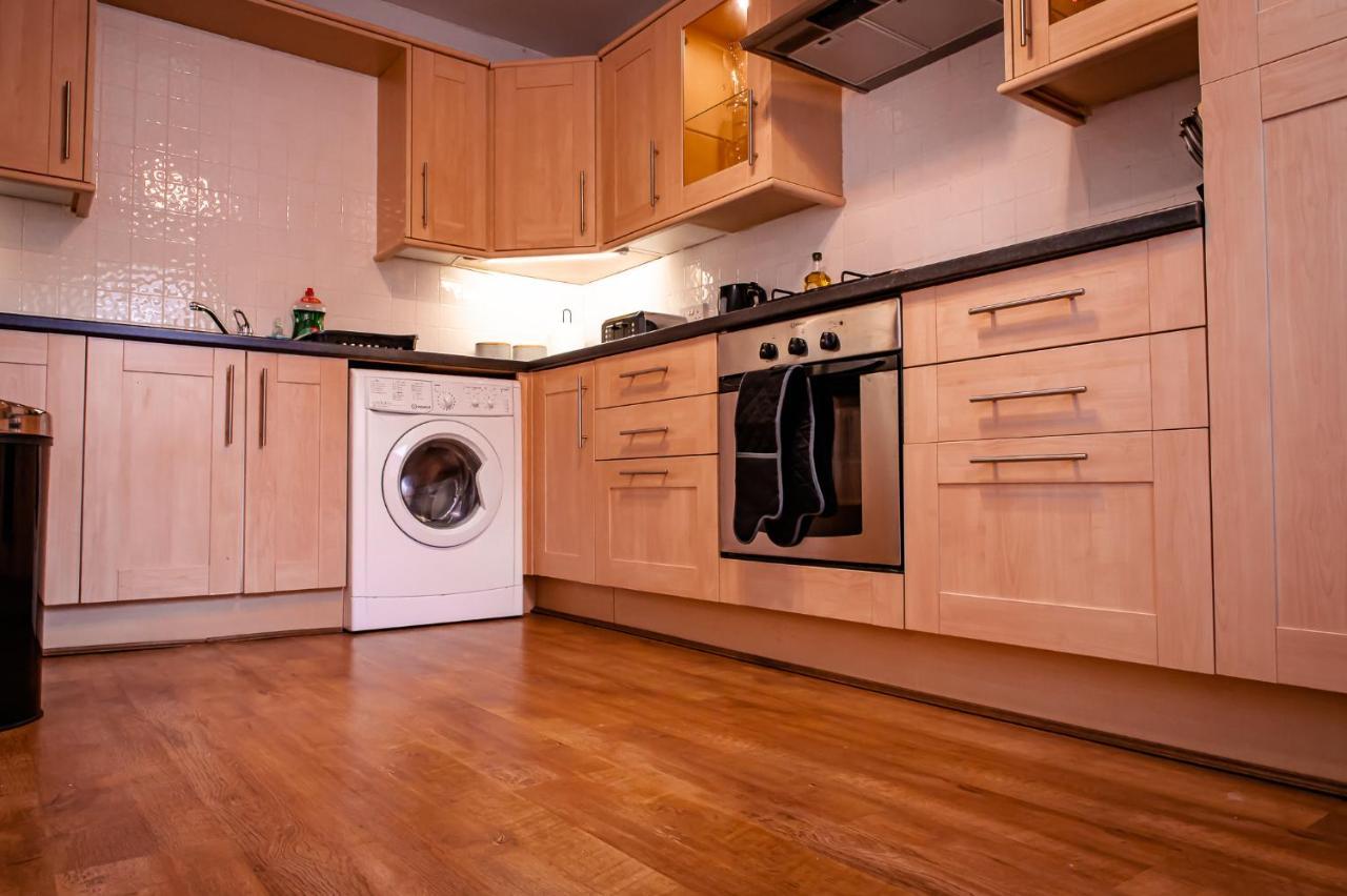Lord Street - 2 Beautiful Apartments - Sleep Up To 14 Guests - By Rework Accommodation チェスター エクステリア 写真