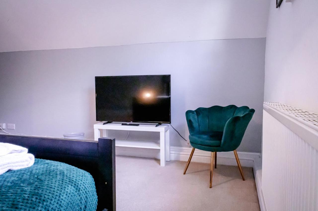 Lord Street - 2 Beautiful Apartments - Sleep Up To 14 Guests - By Rework Accommodation チェスター エクステリア 写真