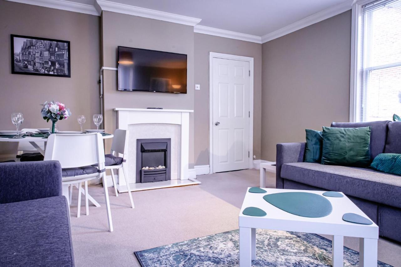 Lord Street - 2 Beautiful Apartments - Sleep Up To 14 Guests - By Rework Accommodation チェスター エクステリア 写真