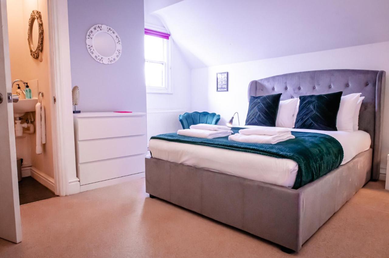 Lord Street - 2 Beautiful Apartments - Sleep Up To 14 Guests - By Rework Accommodation チェスター エクステリア 写真