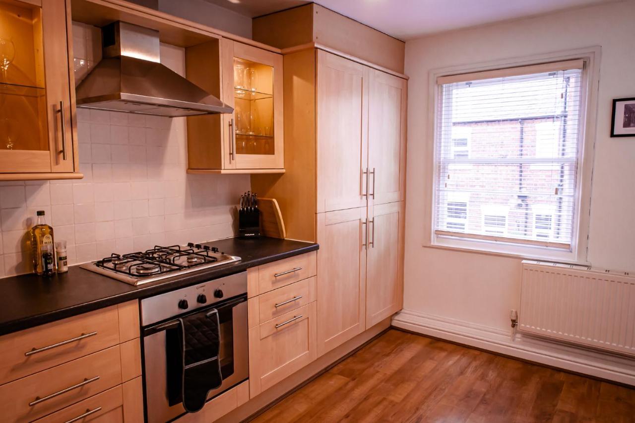 Lord Street - 2 Beautiful Apartments - Sleep Up To 14 Guests - By Rework Accommodation チェスター エクステリア 写真
