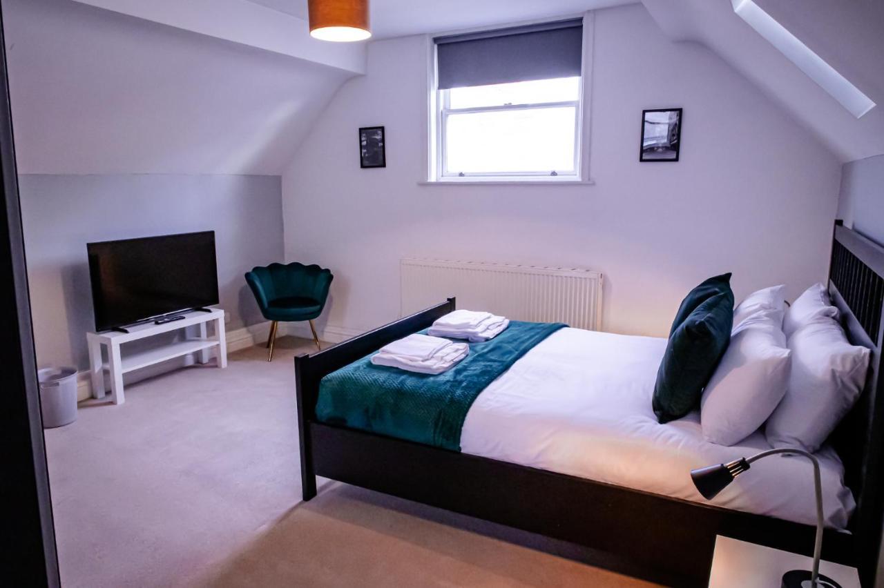Lord Street - 2 Beautiful Apartments - Sleep Up To 14 Guests - By Rework Accommodation チェスター エクステリア 写真