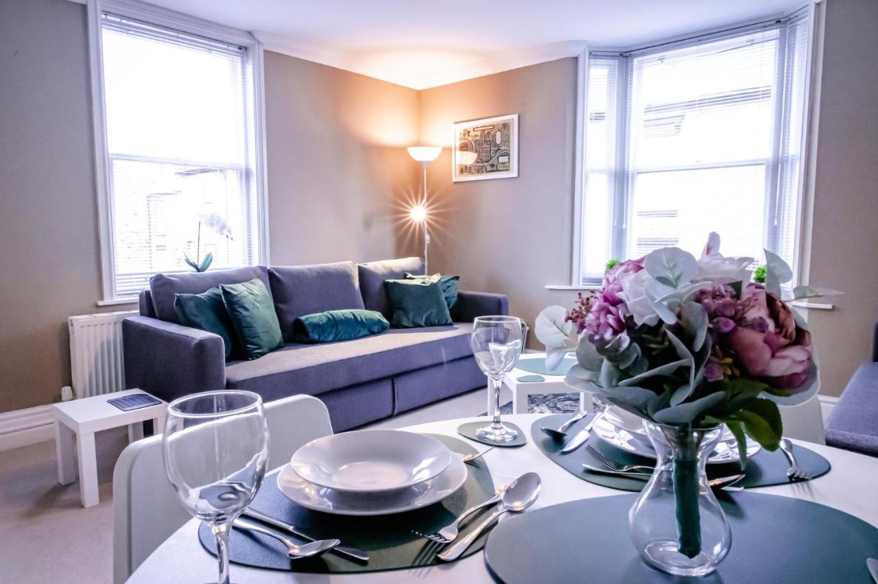 Lord Street - 2 Beautiful Apartments - Sleep Up To 14 Guests - By Rework Accommodation チェスター エクステリア 写真