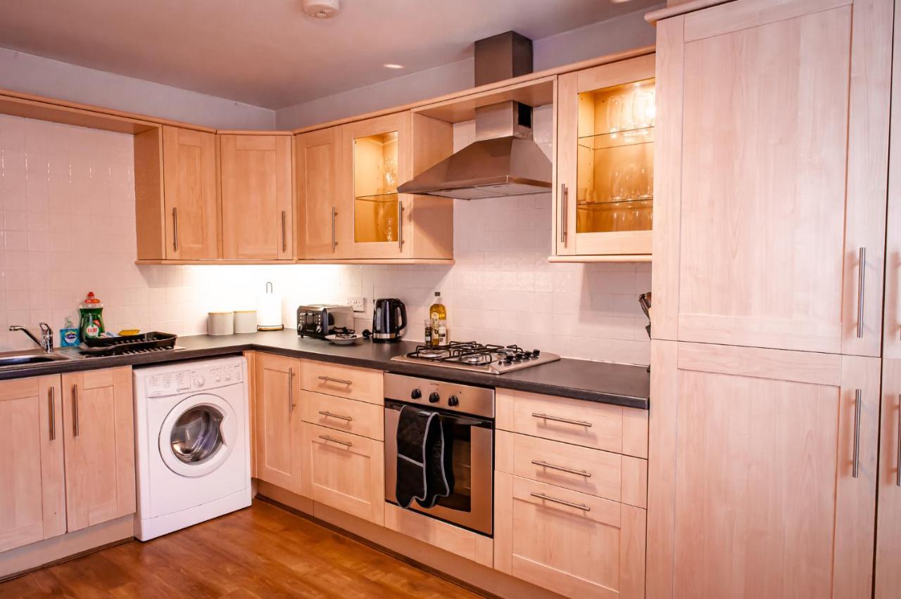 Lord Street - 2 Beautiful Apartments - Sleep Up To 14 Guests - By Rework Accommodation チェスター エクステリア 写真