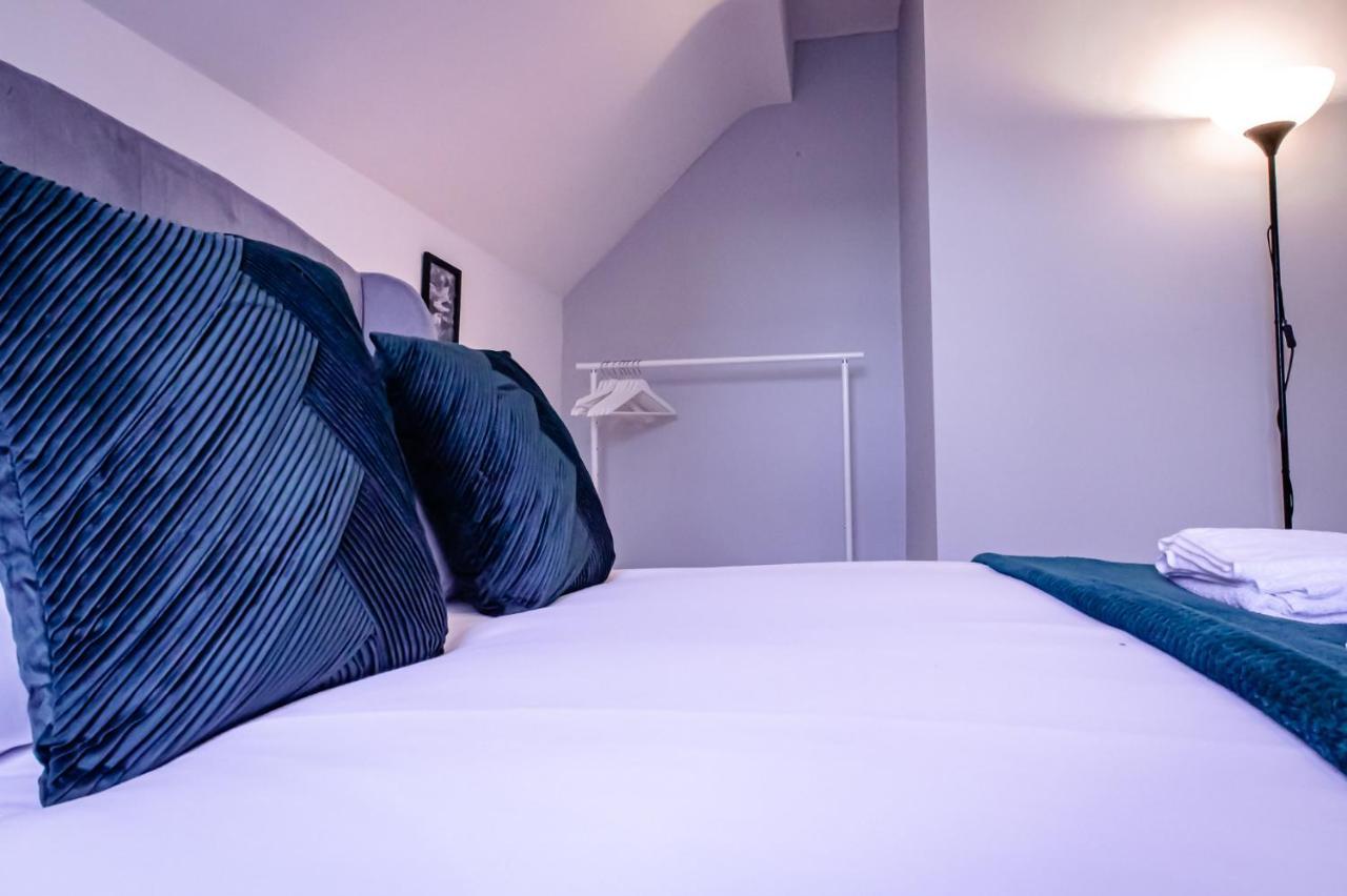 Lord Street - 2 Beautiful Apartments - Sleep Up To 14 Guests - By Rework Accommodation チェスター エクステリア 写真
