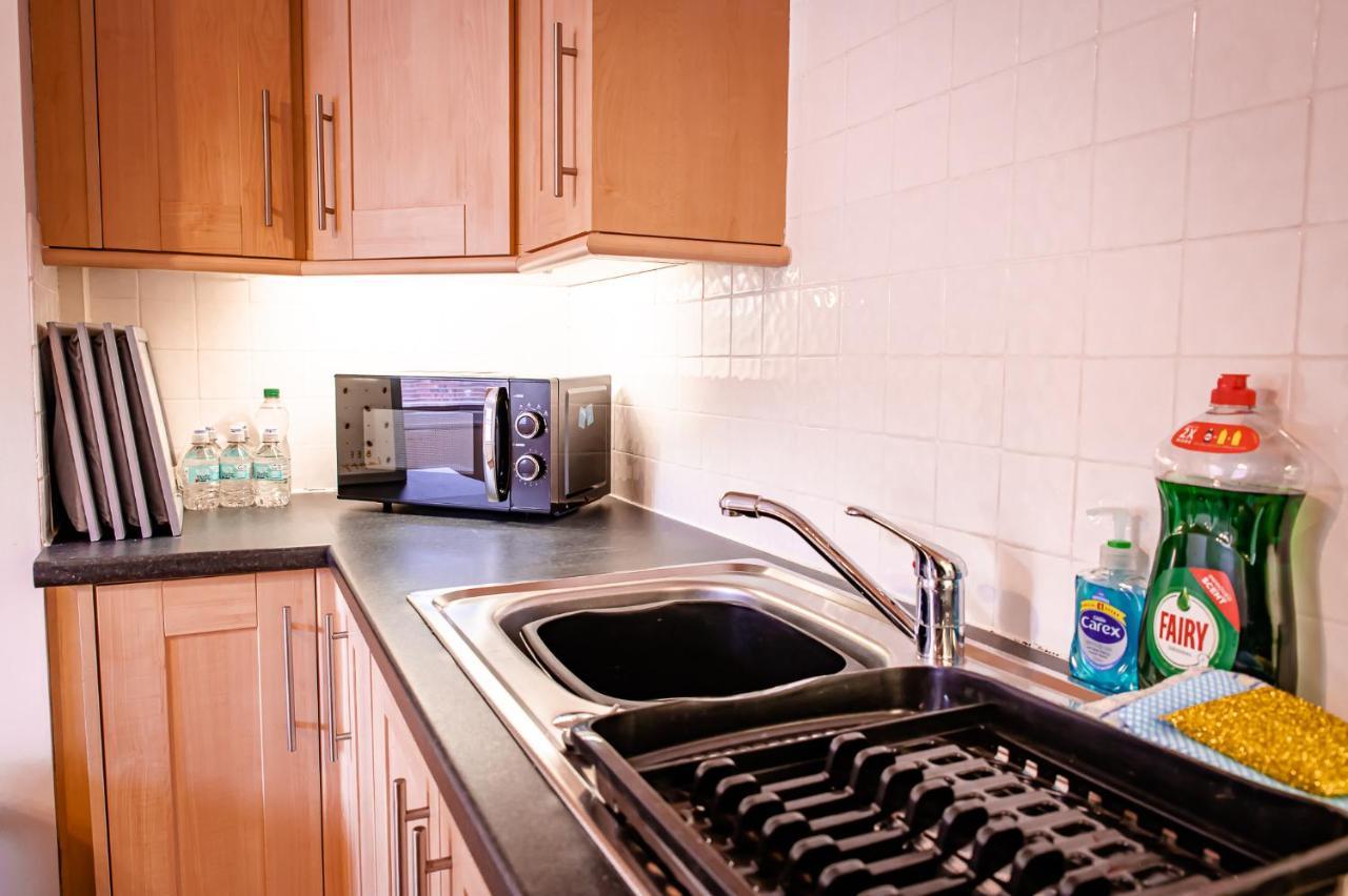 Lord Street - 2 Beautiful Apartments - Sleep Up To 14 Guests - By Rework Accommodation チェスター エクステリア 写真