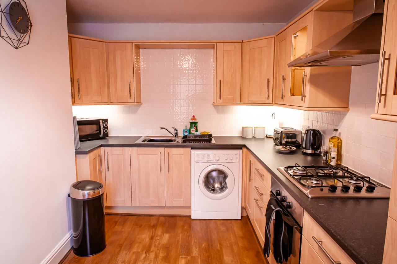 Lord Street - 2 Beautiful Apartments - Sleep Up To 14 Guests - By Rework Accommodation チェスター エクステリア 写真