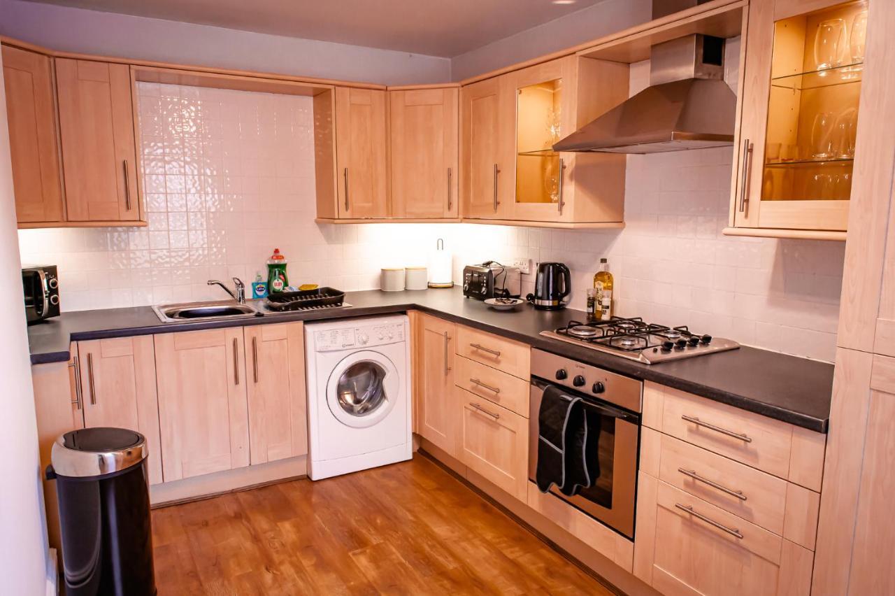 Lord Street - 2 Beautiful Apartments - Sleep Up To 14 Guests - By Rework Accommodation チェスター エクステリア 写真