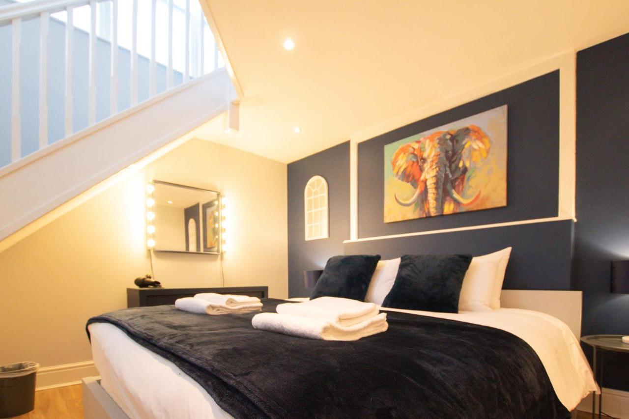 Lord Street - 2 Beautiful Apartments - Sleep Up To 14 Guests - By Rework Accommodation チェスター エクステリア 写真