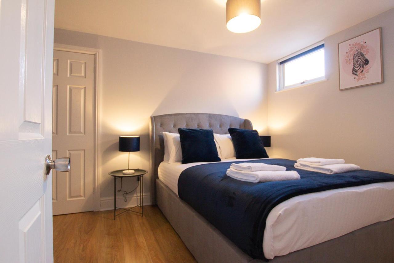 Lord Street - 2 Beautiful Apartments - Sleep Up To 14 Guests - By Rework Accommodation チェスター エクステリア 写真