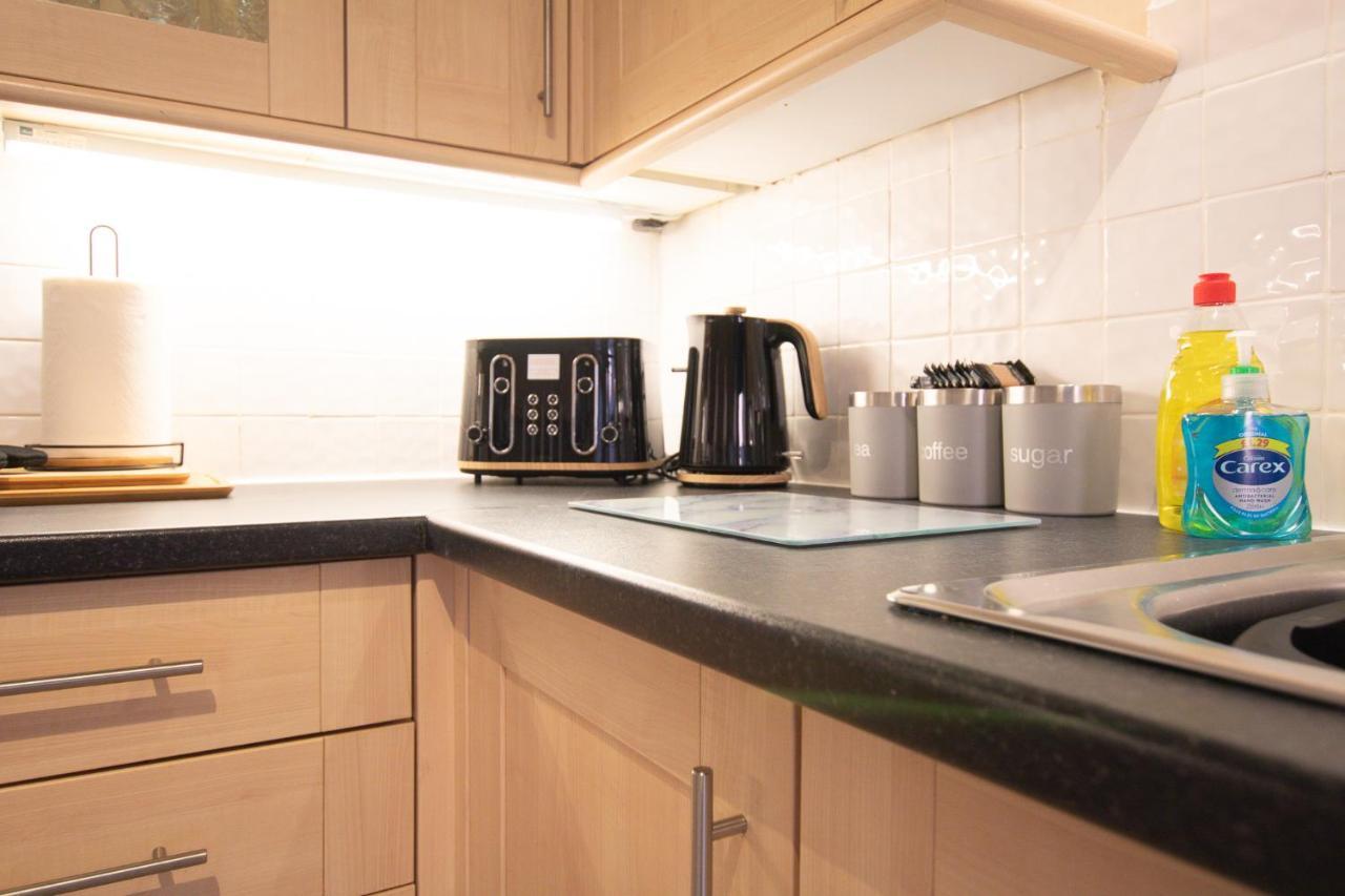 Lord Street - 2 Beautiful Apartments - Sleep Up To 14 Guests - By Rework Accommodation チェスター エクステリア 写真