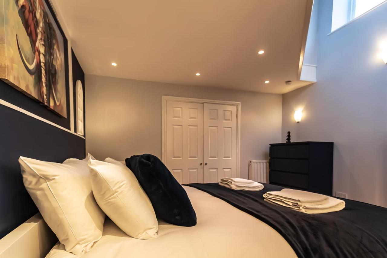 Lord Street - 2 Beautiful Apartments - Sleep Up To 14 Guests - By Rework Accommodation チェスター エクステリア 写真