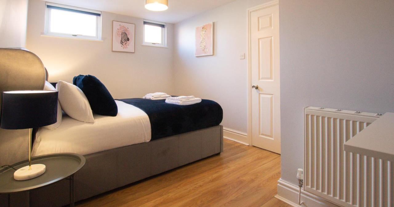Lord Street - 2 Beautiful Apartments - Sleep Up To 14 Guests - By Rework Accommodation チェスター エクステリア 写真