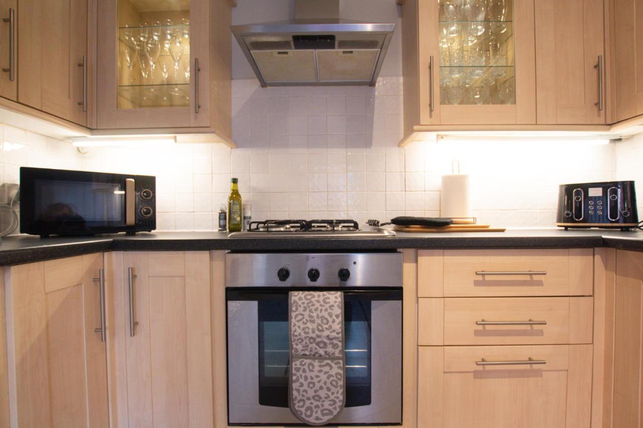 Lord Street - 2 Beautiful Apartments - Sleep Up To 14 Guests - By Rework Accommodation チェスター エクステリア 写真
