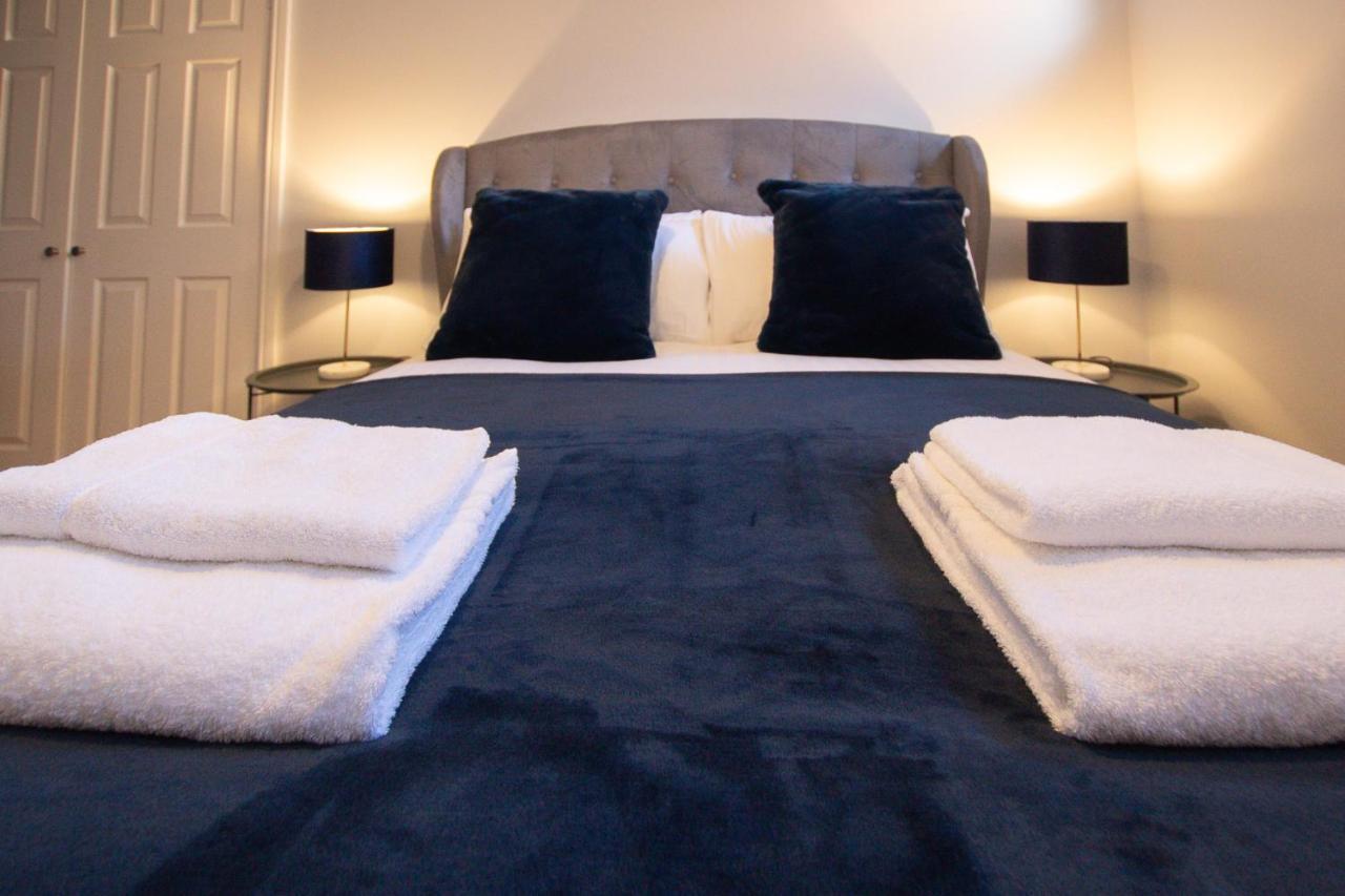 Lord Street - 2 Beautiful Apartments - Sleep Up To 14 Guests - By Rework Accommodation チェスター エクステリア 写真