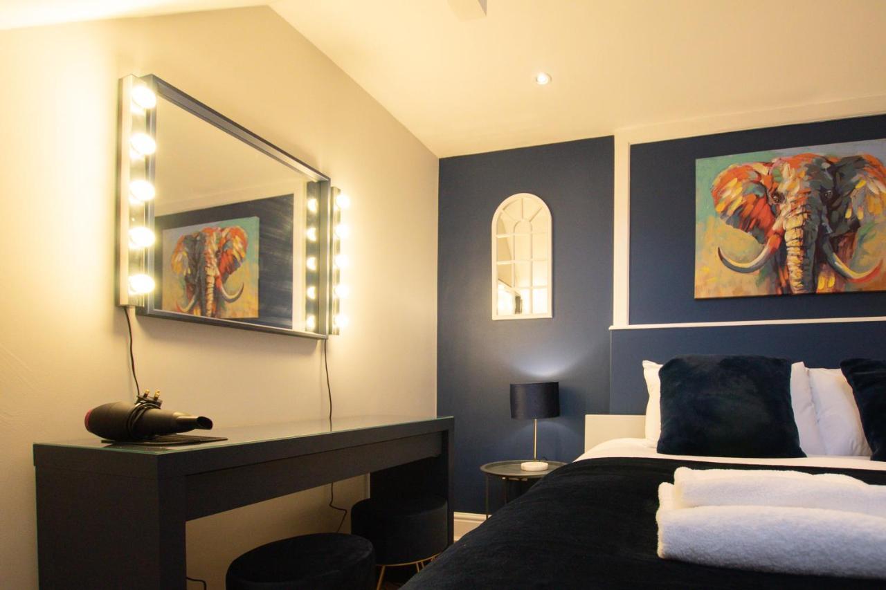 Lord Street - 2 Beautiful Apartments - Sleep Up To 14 Guests - By Rework Accommodation チェスター エクステリア 写真
