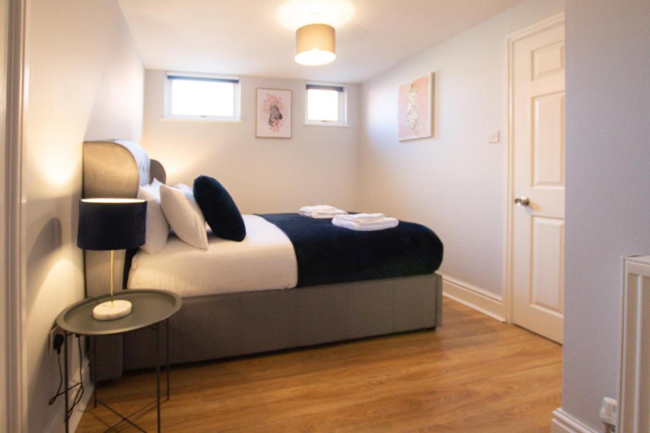 Lord Street - 2 Beautiful Apartments - Sleep Up To 14 Guests - By Rework Accommodation チェスター エクステリア 写真