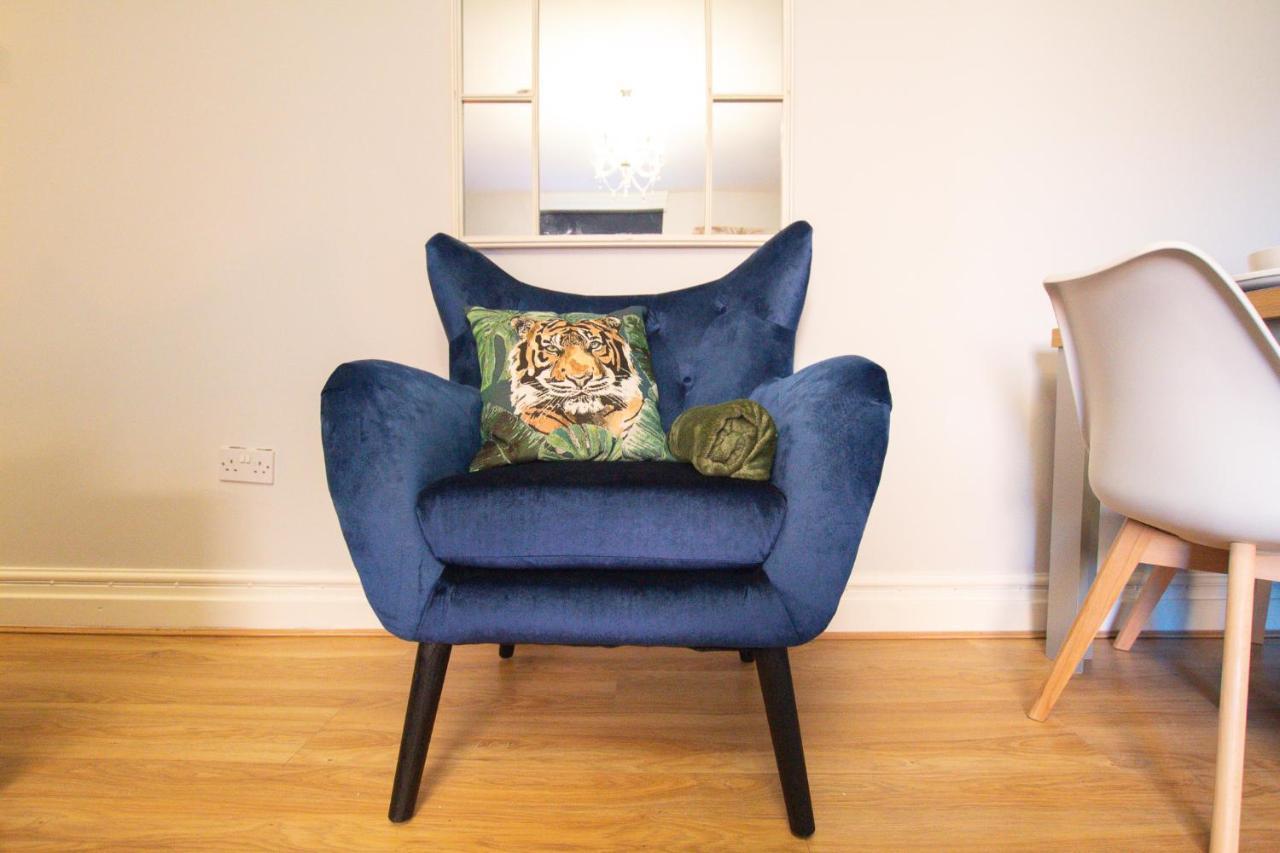 Lord Street - 2 Beautiful Apartments - Sleep Up To 14 Guests - By Rework Accommodation チェスター エクステリア 写真