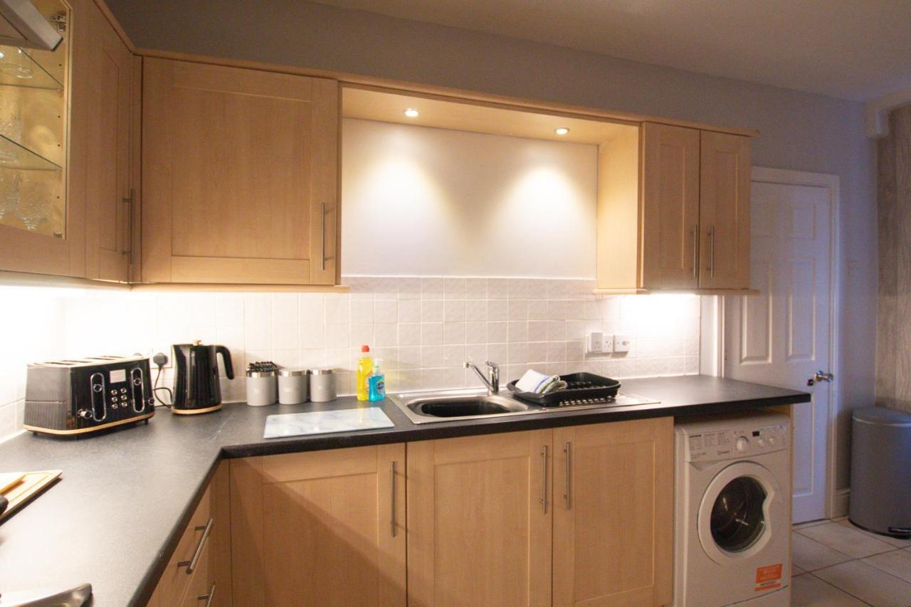 Lord Street - 2 Beautiful Apartments - Sleep Up To 14 Guests - By Rework Accommodation チェスター エクステリア 写真