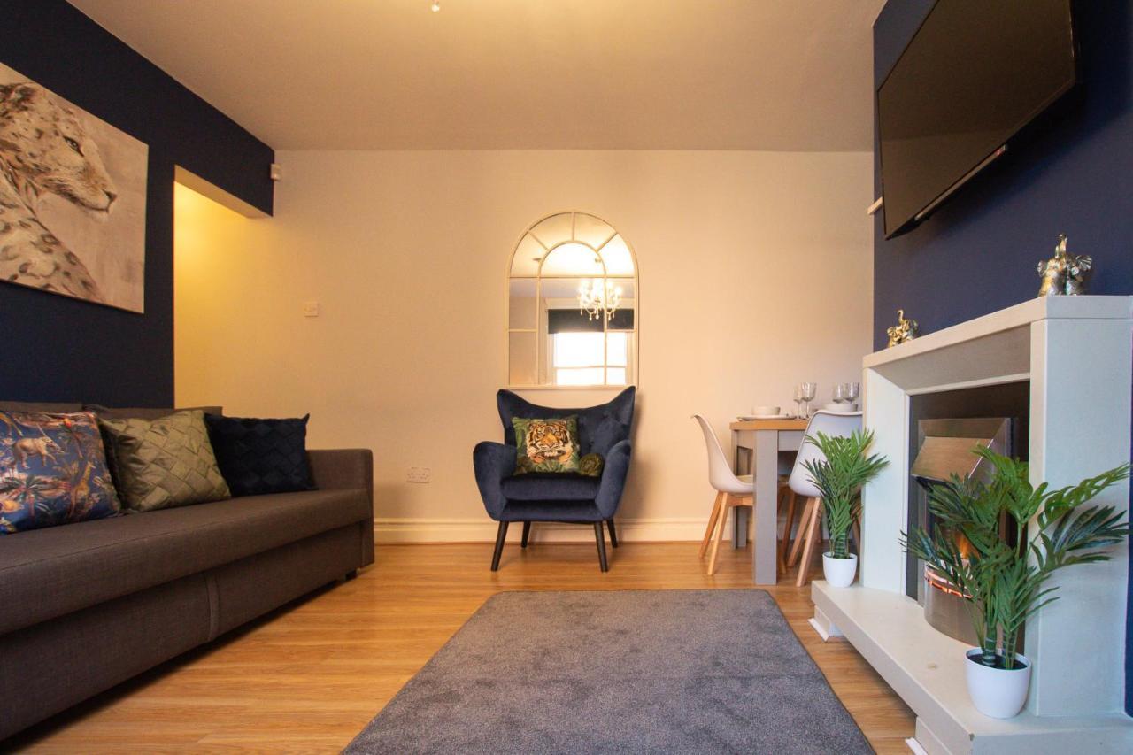 Lord Street - 2 Beautiful Apartments - Sleep Up To 14 Guests - By Rework Accommodation チェスター エクステリア 写真