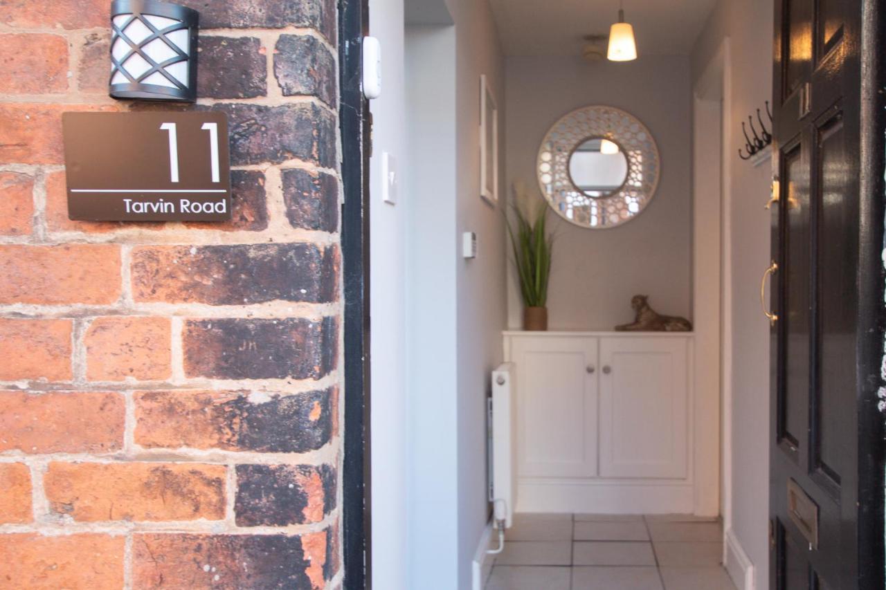 Lord Street - 2 Beautiful Apartments - Sleep Up To 14 Guests - By Rework Accommodation チェスター エクステリア 写真