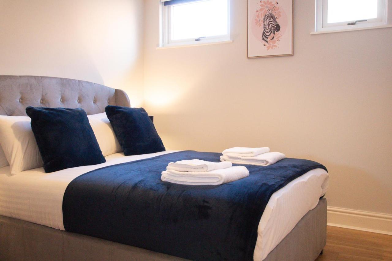 Lord Street - 2 Beautiful Apartments - Sleep Up To 14 Guests - By Rework Accommodation チェスター エクステリア 写真