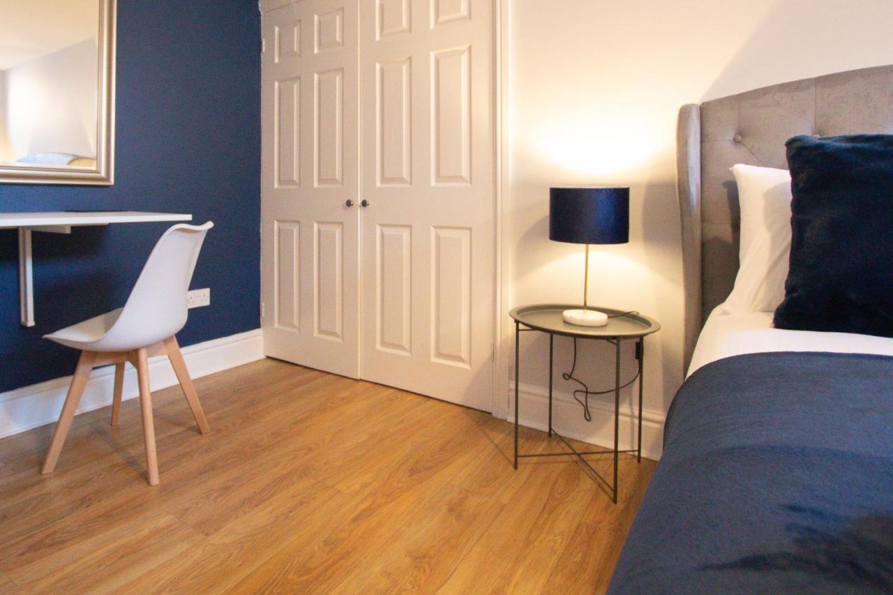 Lord Street - 2 Beautiful Apartments - Sleep Up To 14 Guests - By Rework Accommodation チェスター エクステリア 写真